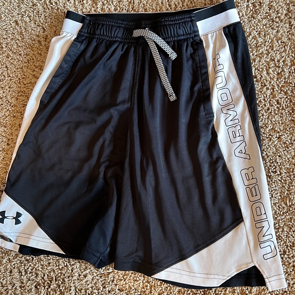Boys youth small Under Armour shorts - Picture 2 of 4